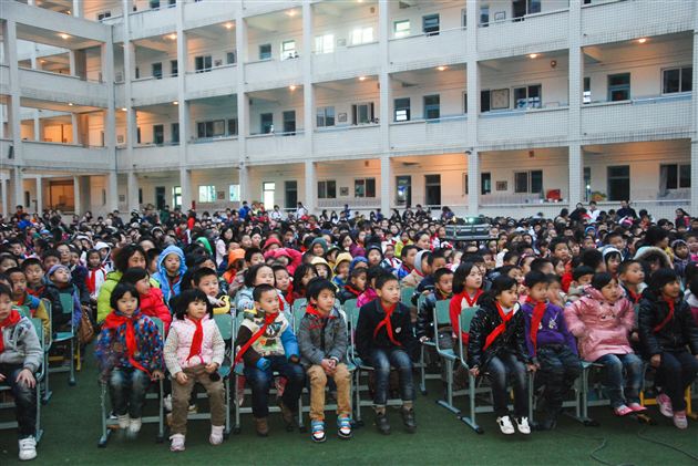 胜利在于坚强和坚持——棠外附小师生观看“坝坝电影”