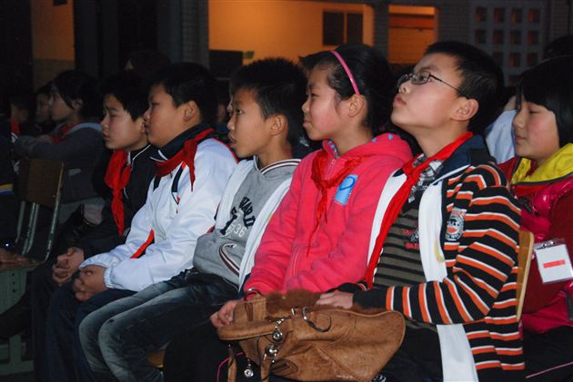 胜利在于坚强和坚持——棠外附小师生观看“坝坝电影”