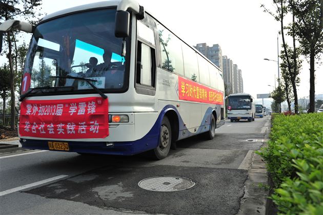 践行时代雷锋精神 感受现代田园建设——棠外初2013届“学雷锋”综合实践活动