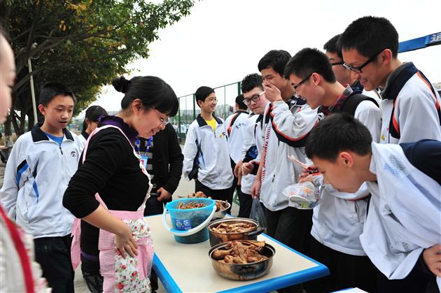 乐于分享奉献 温暖传递爱心——记棠外第六届爱心义卖、游园活动