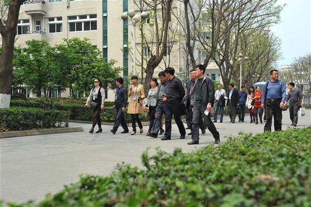 广西、齐齐哈尔中小学校长考察团来我校考察 