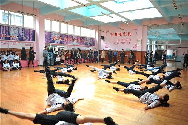 广西、齐齐哈尔中小学校长考察团来我校考察 