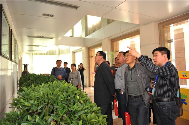 广西、齐齐哈尔中小学校长考察团来我校考察 