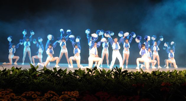 棠外啦啦操赴宜宾翠屏棠外校区参加艺术节