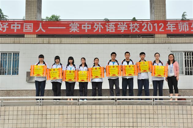 小红帽，大作为——记棠外 “团员青年服务”活动