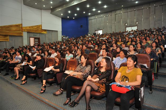 给孩子的成长植入六大核心精神软件——记著名亲子教育专家董进宇博士《如何培育优秀子女》家长报告会