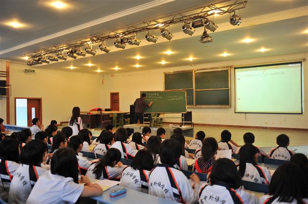 棠外举办市级课题《普通中学“3+1”课堂教学改革的策略研究》研讨活动