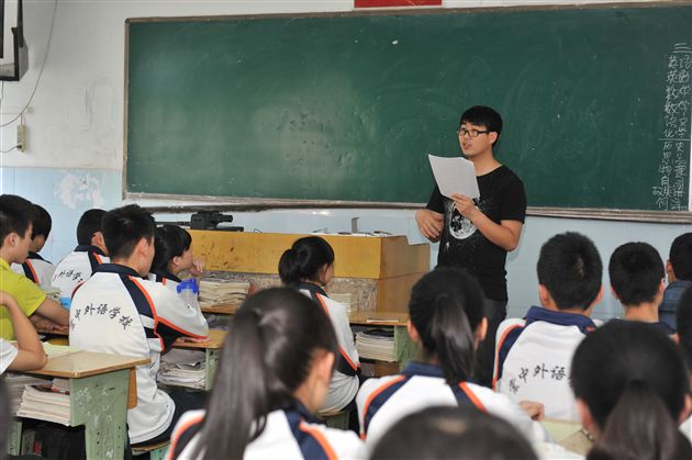 五月浮躁随风去 成功佳境入心来──记棠外初2012届常态班会课研讨