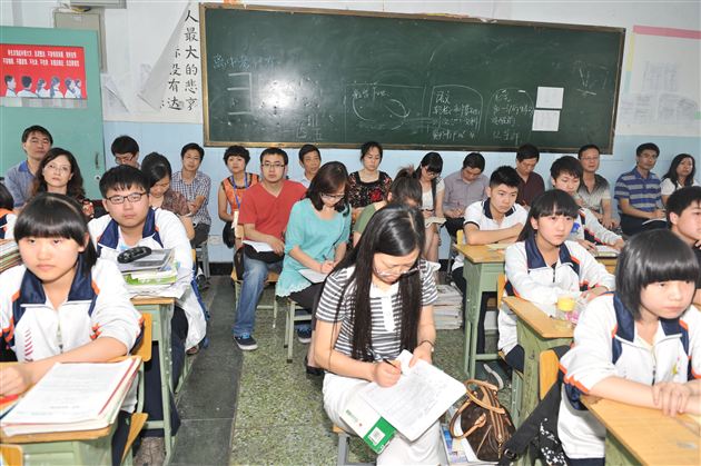 五月浮躁随风去 成功佳境入心来──记棠外初2012届常态班会课研讨
