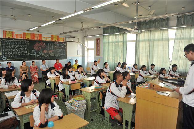 棠外举行高2013届修身班会课研讨活动