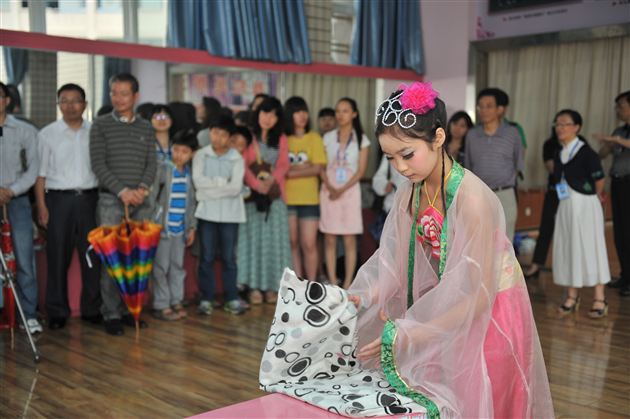 双流县教育局携纬创集团来棠外考察