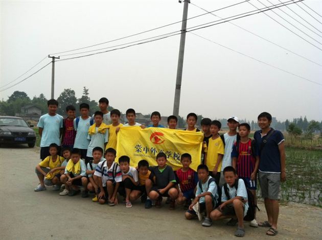 棠外附小2012届男足班开展种植水稻的社会实践活动