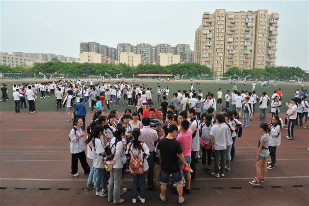 游戏中放松，运动中奋发——记棠外高2012届高三趣味运动会