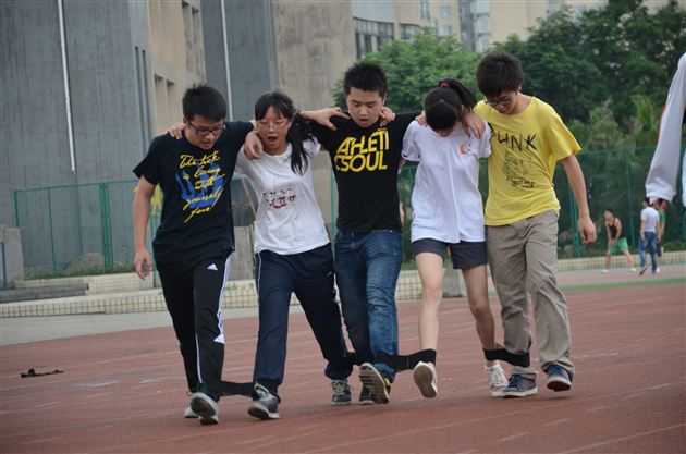 游戏中放松，运动中奋发——记棠外高2012届高三趣味运动会