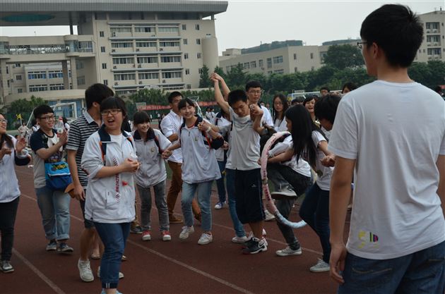 游戏中放松，运动中奋发——记棠外高2012届高三趣味运动会