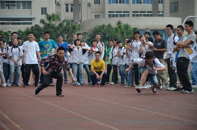 游戏中放松，运动中奋发——记棠外高2012届高三趣味运动会