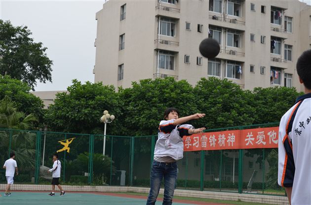 游戏中放松，运动中奋发——记棠外高2012届高三趣味运动会