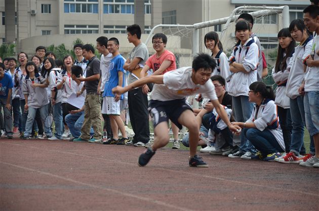 游戏中放松，运动中奋发——记棠外高2012届高三趣味运动会