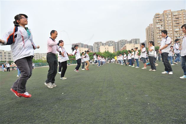 游戏中放松，运动中奋发——记棠外高2012届高三趣味运动会