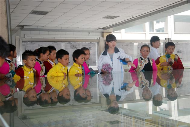 巴塘师生到棠外参观学习