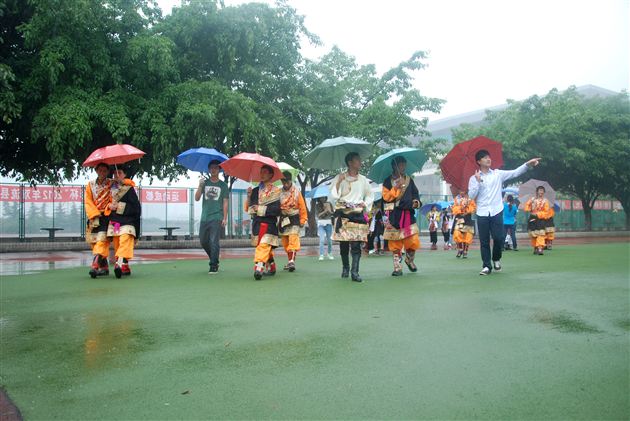 巴塘师生到棠外参观学习