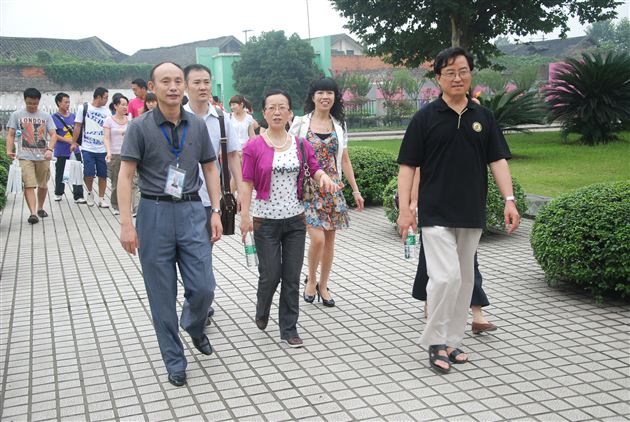 访名校汲取力量,观古镇舒展心灵