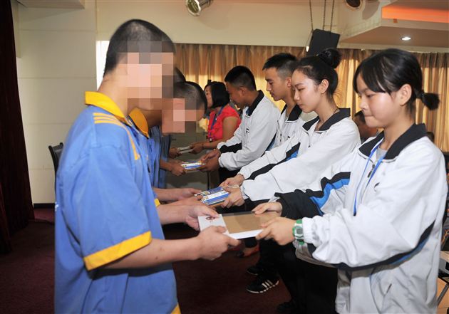 关爱生命 拒绝毒品——记棠中外语学校初2011级学生代表参观成都市强制隔离戒毒所