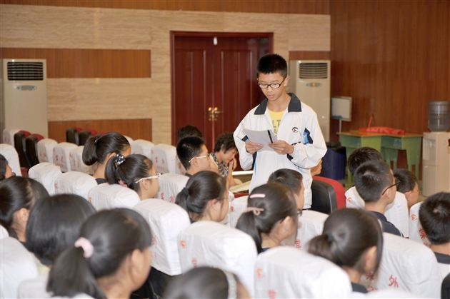 棠中外语学校初2011级拉开新学期修身班会课序幕