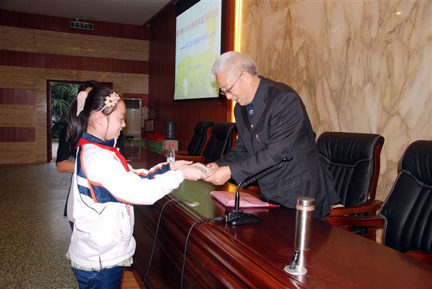 四川省特级教师达鹏福做客棠外附小指导科技论文