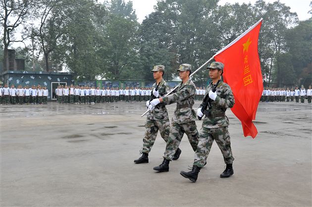 棠中外语学校初2011级学生国防教育军事训练活动圆满完成