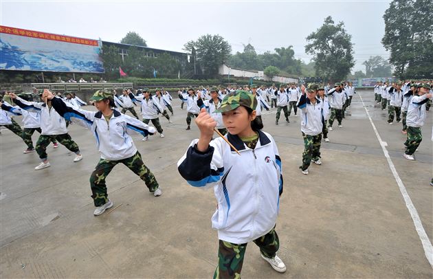 棠中外语学校初2011级学生国防教育军事训练活动圆满完成