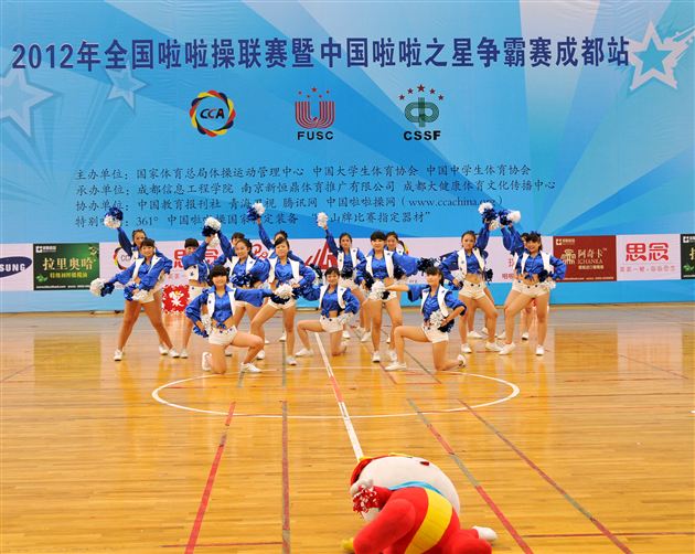 棠中外语学校初2010级啦啦操班参加“2012年中国啦啦之星争霸赛（西南赛区）”夺冠