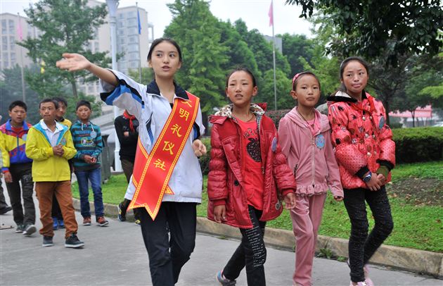 甘孜州巴塘师生来棠中外语学校参观