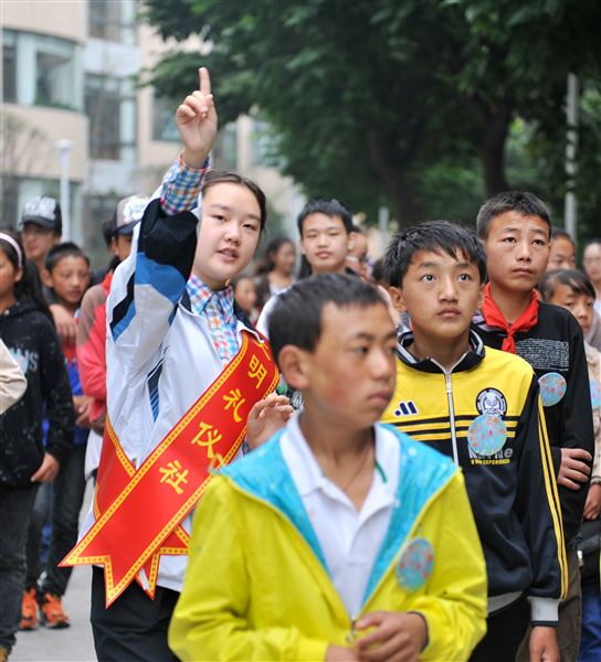 甘孜州巴塘师生来棠中外语学校参观