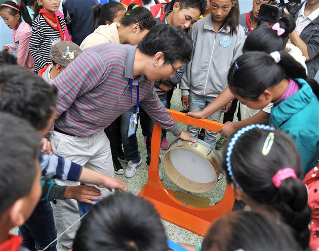 甘孜州巴塘师生来棠中外语学校参观