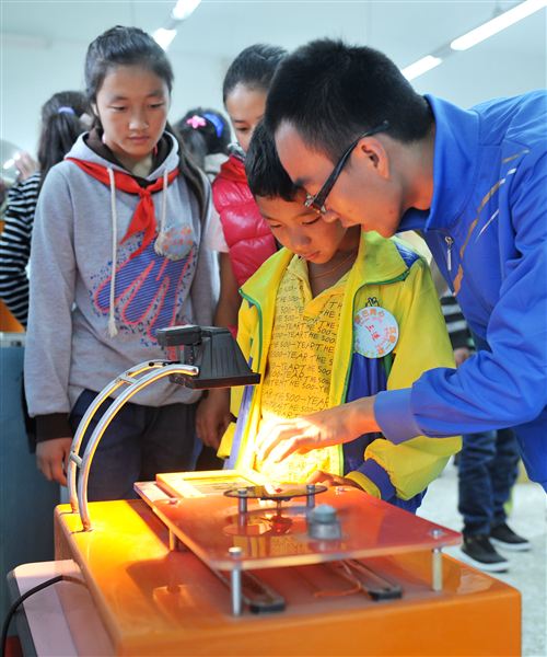 甘孜州巴塘师生来棠中外语学校参观