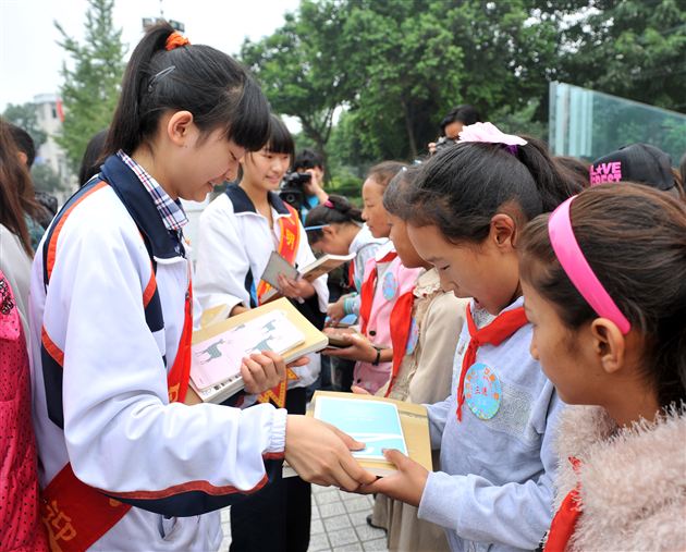 甘孜州巴塘师生来棠中外语学校参观