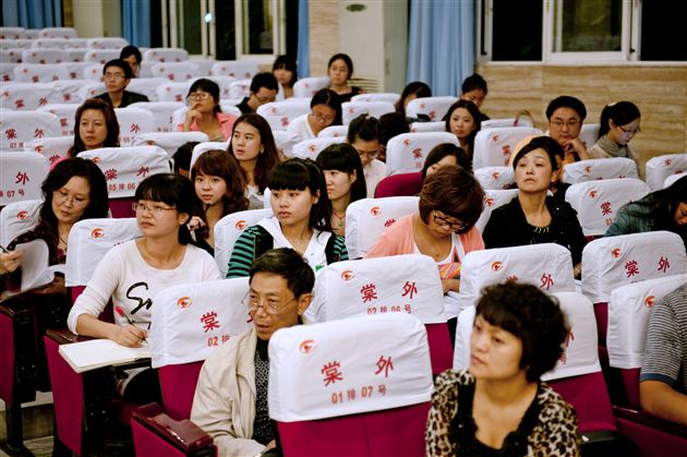 棠中外语学校初2012级举行修身班会课研讨会