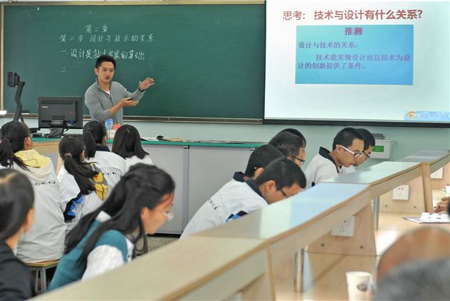 双流县2012-2013学年度第一次通用技术教研会议在棠中外语学校召开