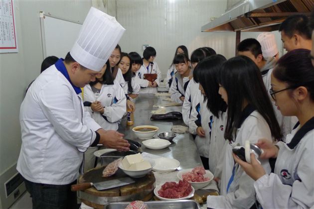 棠外国际班10月社会实践活动——“川菜烹饪之旅”