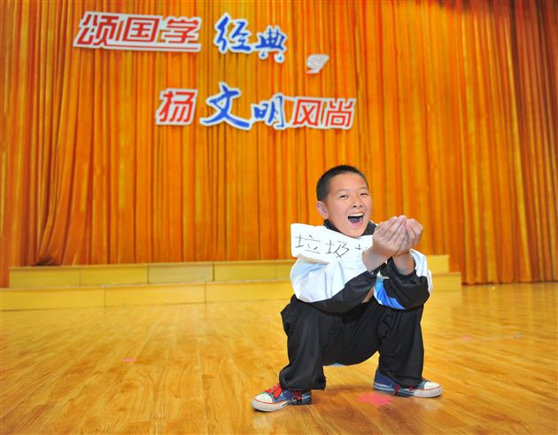 诵国学经典 扬文明风尚——记棠外初2012级文明礼仪大赛
