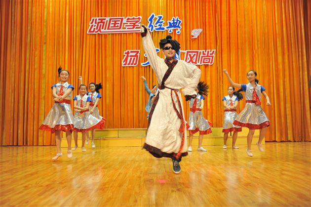 诵国学经典 扬文明风尚——记棠外初2012级文明礼仪大赛