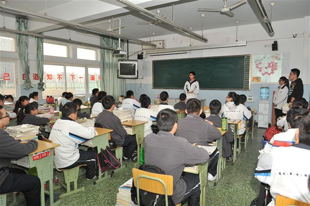 棠中外语学校开展高2011级修身班会课研讨活动