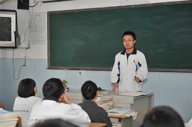 棠中外语学校开展高2011级修身班会课研讨活动