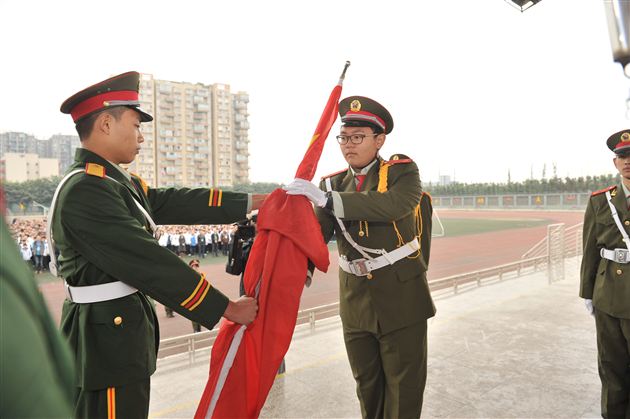 棠中外语学校举行第八届国旗班退役暨表彰仪式