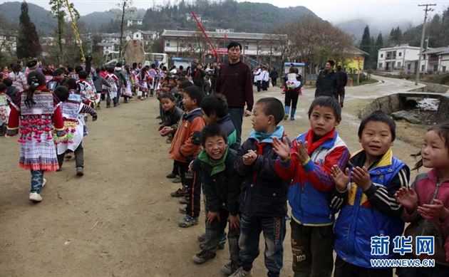 苗寨小学师生在校门口列队迎接棠外师生