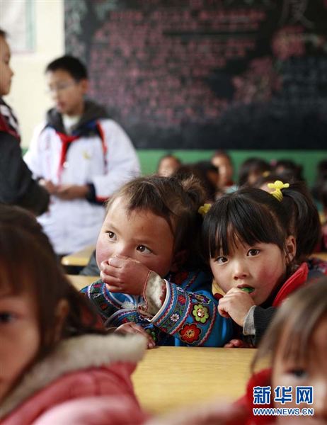 棠外的“小老师”们给苗寨的同学们带去了英语、美术、舞蹈、音乐等形式多样的课堂活动，图为苗寨小学的学生在课堂上