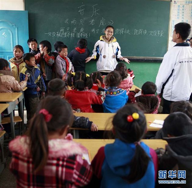 棠外的“小老师”们给苗寨的同学们带去了英语、美术、舞蹈、音乐等形式多样的课堂活动，图为一名棠外的“小老师”在苗寨小学的课堂上教学生们唱歌