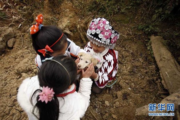 放学后，爱心互助小组的学生们在寨子里玩耍