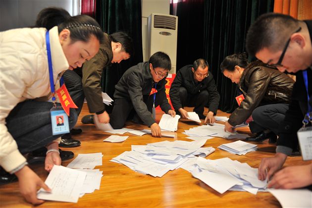 监票员正在统计票数